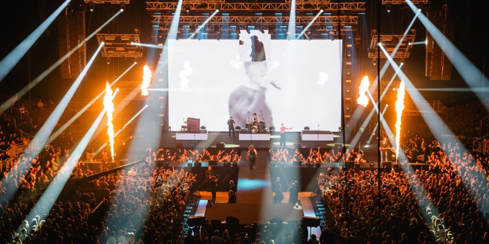 "Sudden Lights" uzstājas pārpildītajā "Xiaomi Arēnā" (foto: Ritvars Stankevičs)