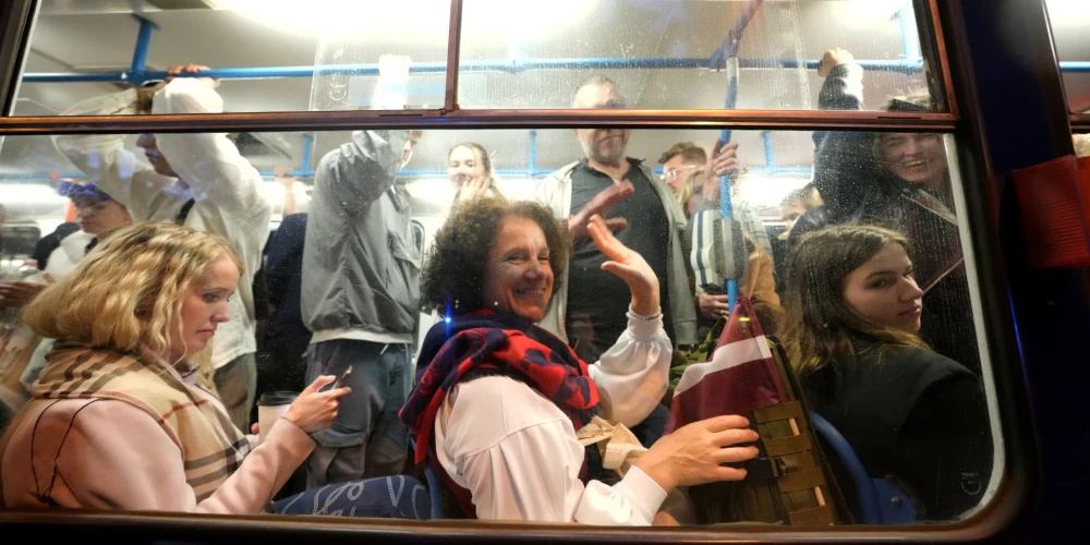 В праздничный день в центре города ожидается более интенсивный поток людей, поэтому на ряде маршрутов будут курсировать транспортные средства большей вместимости.