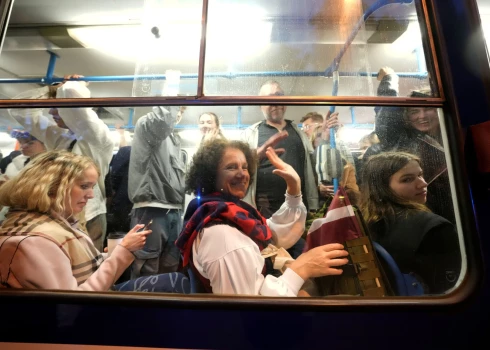 В праздничный день в центре города ожидается более интенсивный поток людей, поэтому на ряде маршрутов будут курсировать транспортные средства большей вместимости.