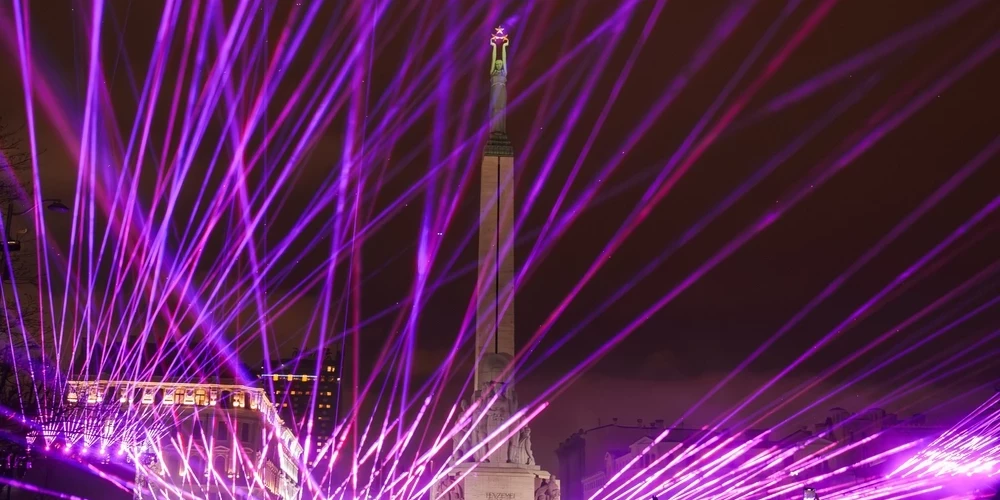 Рига отмечает День Республики и юбилей памятника Свободы.