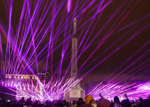 Рига отмечает День Республики и юбилей памятника Свободы.