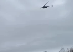 Lizuma pagastā ļaudis samulsina apdzīvotā vietā zemu lidojošs helikopters