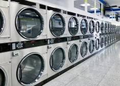 Cемьи, молодежь и даже пенсионеры внезапно выстроились в очереди... в прачечные самообслуживания