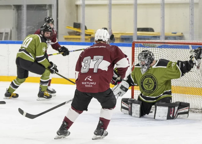 Latvijas Hokeja federācijas komanda pārliecinoši uzvar Kanādu. Tiesa, šeit dienējošo NATO spēku kanādiešu izlasi draudzības spēlē