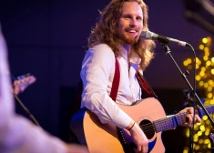 Vācu dziedātājs Jorens Šteinhauers iecerējis sniegt bezmaksas koncertus visās Latvijas pilsētās — 81 koncerts! Nākamā pietura Piltenē