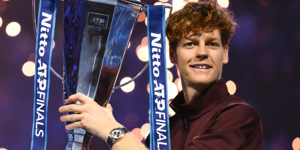 Janiks Siners ar "ATP Finals" trofeju
