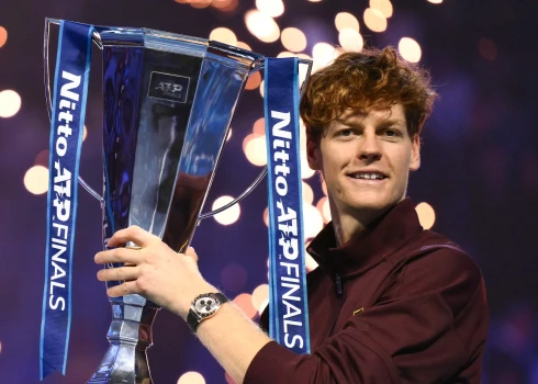 Janiks Siners ar "ATP Finals" trofeju