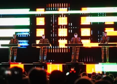 Elektroniskās mūzikas leģendas "Kraftwerk" uzstājas ar šovu "Palladium". FOTO