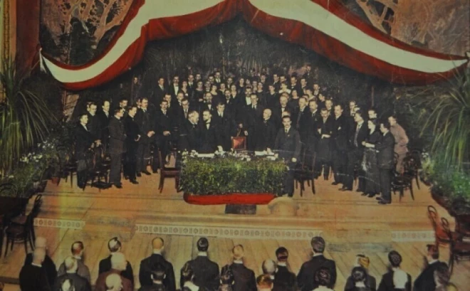 Tieši Latvijas proklamēšanas akta zāles noformējums sarkanbaltsarkanajās krāsās bija stimuls tam, lai par mūsu krāsām kļūtu "Latvijas sarkanais" ar baltu svītru pa vidu, kā tas redzams Viļa Rīdzenieka fotogrāfijā.