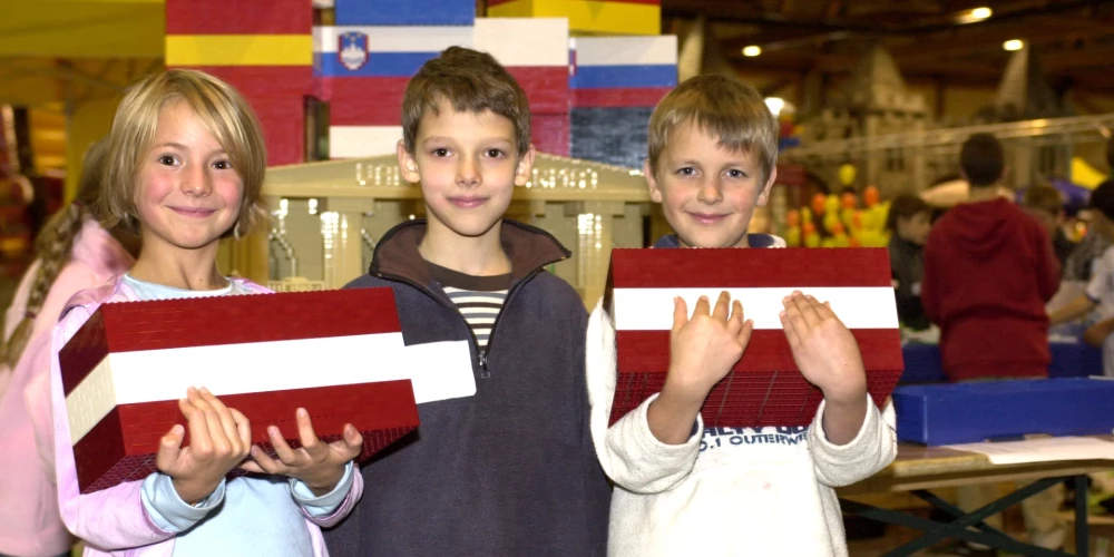 Par mūsu valsts karogu varēja kļūt arī "Lettonia" studentu korporācijas karogs, kas, lai cik dīvaini tas nebūtu, ir pārtaisīts sarkanbaltsarkanais karogs.