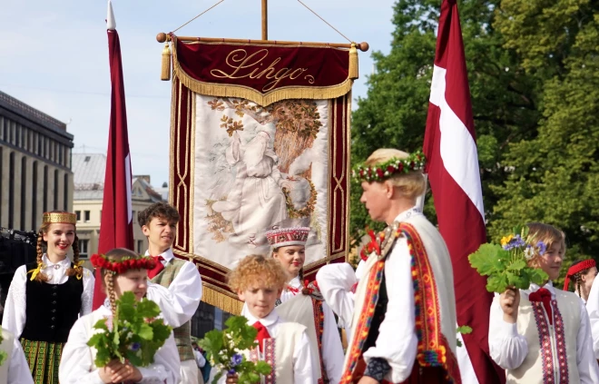 Pirmo latviešu Dziesmu svētku karogs 1873.gadā uzskatāms par pirmo mūsdienu Latvijas karoga prototipu, jo tas šūdināts sarkanbaltsarkanos toņos.