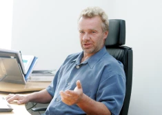 Хирург задается вопросом - если мы начнем штрафовать тех, кто говорит по-русски, разве они начнут любить страну?