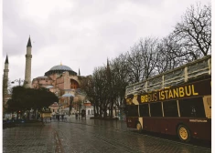 Tūristu saindēšanās Turcijā: pēc mātes un divu bērnu nāves visus viesnīcas iemītniekus nekavējoties pārvieto uz citu naktsmītni