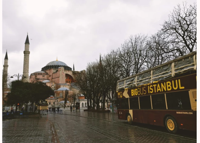 Tūristu saindēšanās Turcijā: pēc mātes un divu bērnu nāves visus viesnīcas iemītniekus nekavējoties pārvieto uz citu naktsmītni