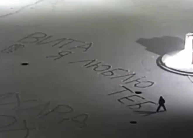 В Даугавпилсе выпал первый снег, и кто-то им сразу воспользовался для... признания в любви