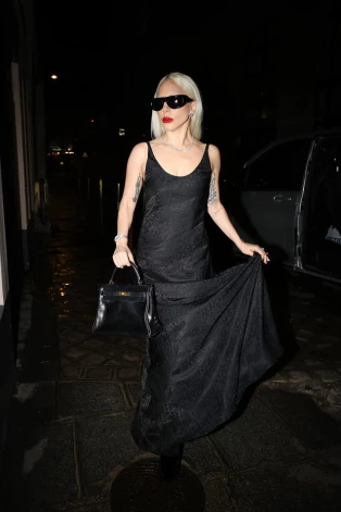 Сияющая Леди Гага в Париже.