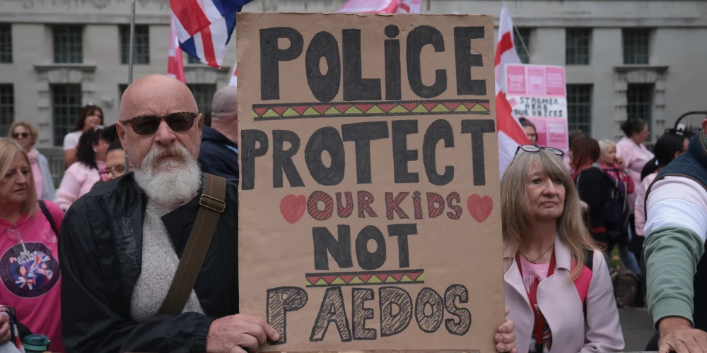 Lielbritānijā pieaug antimigrācijas noskaņojums, un regulāri notiek demonstrācijas pie valdības finansētajām viesnīcām, kurās izvieto patvēruma meklētājus.