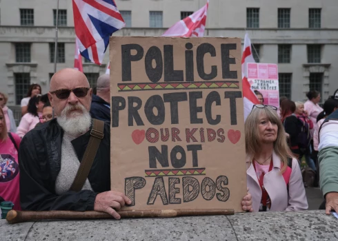 Lielbritānijā pieaug antimigrācijas noskaņojums, un regulāri notiek demonstrācijas pie valdības finansētajām viesnīcām, kurās izvieto patvēruma meklētājus.