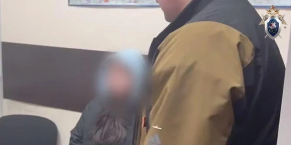 РосСМИ сообщают, что женщина стоит на учете у психиатра, употребляет наркотики и регулярно избивала сына. 