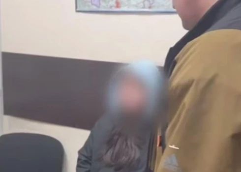 РосСМИ сообщают, что женщина стоит на учете у психиатра, употребляет наркотики и регулярно избивала сына. 