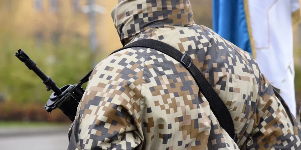 Подать заявку на участие могут граждане Латвии без военной подготовки в возрасте от 18 до 60 лет, имеющие как минимум основное образование и владеющие государственным языком на уровне B1.