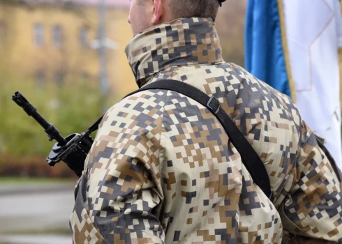 Подать заявку на участие могут граждане Латвии без военной подготовки в возрасте от 18 до 60 лет, имеющие как минимум основное образование и владеющие государственным языком на уровне B1.