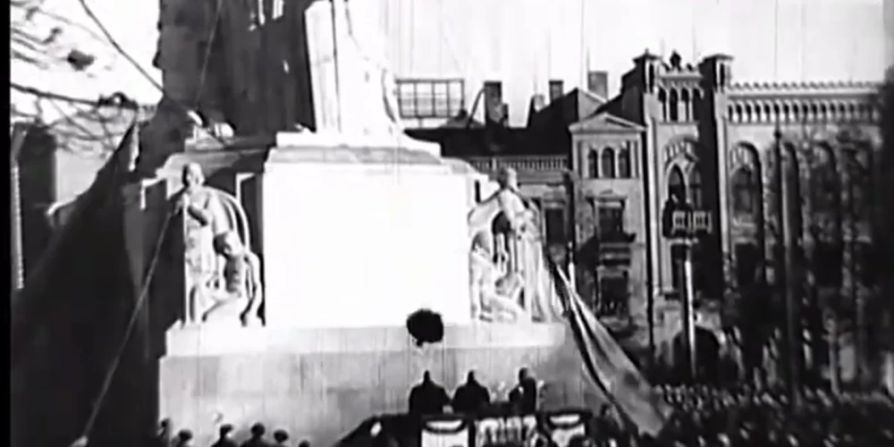 Kinohronikas kadri vēsta par Brīvības pieminekļa atklāšanu.