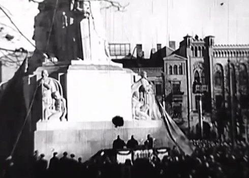 Kinohronikas kadri vēsta par Brīvības pieminekļa atklāšanu.