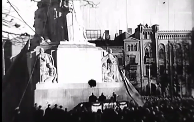 Kinohronikas kadri vēsta par Brīvības pieminekļa atklāšanu.