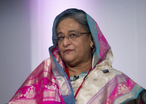 Bijušās Bangladešas premjeres Šeihas Hasinas lēmums apspiest protestus ar vardarbīgām metodēm rezultējās 1400 cilvēku nāvē.