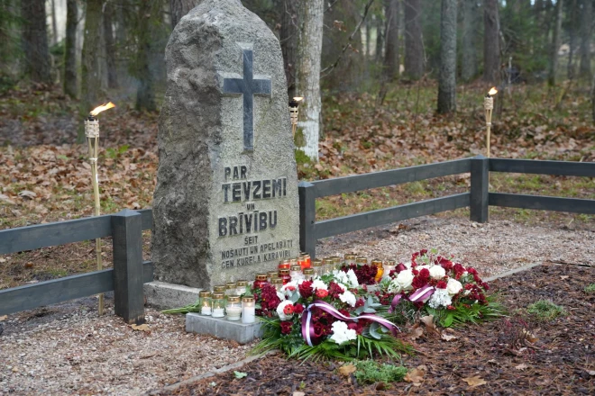 Rendā atjaunots Ģenerāļa Kureļa grupas piemiņas akmens.