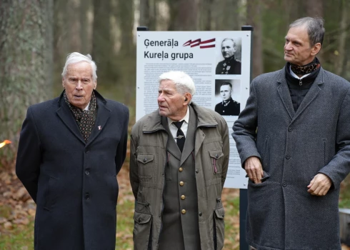 Rendā atjaunots Ģenerāļa Kureļa grupas piemiņas akmens.