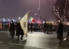 VIDEO: spītējot drēgnam laikam un lietum, bruņotie spēki, glābēji un citi dienesti gatavojas rītdienas parādei