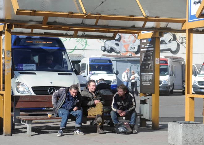 "Он ехал как король": рижанка пожаловалась на неприятную поездку в трамвае