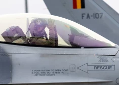 Latvijā ierodas "F-16" iznīcinātāji un Beļģijas aizsardzības ministrs. FOTO