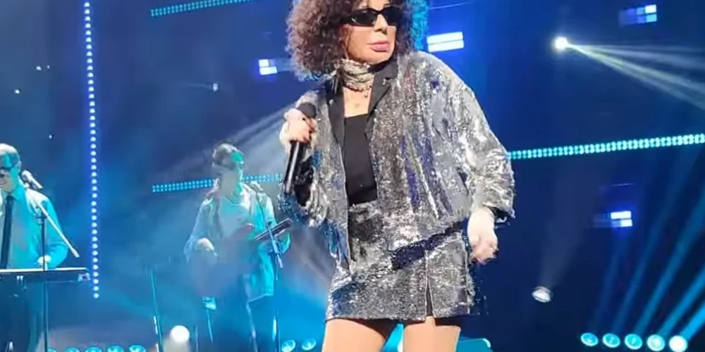 Жанна Агузарова поразила публику новым сценическим образом.