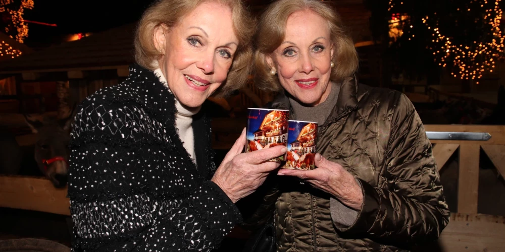 Alise un Ellena piedzima 1936. gada 20. augustā Saksijā, bet vēl pirms Berlīnes mūra uzcelšanas viņu ģimene devās uz Rietumvāciju. 