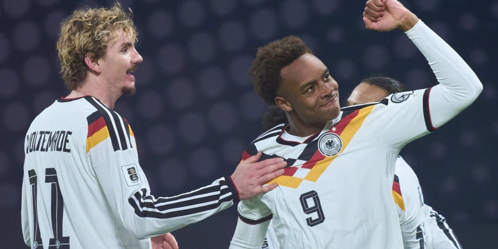 A apakšgrupas izšķirošajā spēlē par tiešu ceļazīmi uz finālturnīru Vācija Leipcigā ar 6:0 (4:0) sagrāva Slovākiju.