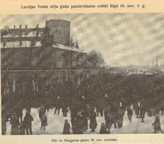 Vienu no nedaudzajām, teju vai vienīgo fotoreportāžu, par 1921. gada 18. novembra svinībām Daugavmalā pie Rīgas pils varam aplūkot “Ilustrētajā Žurnālā”.