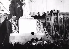 Кадры кинохроники рассказывают об открытии Памятника Свободы.