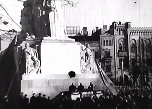 Кадры кинохроники рассказывают об открытии Памятника Свободы.