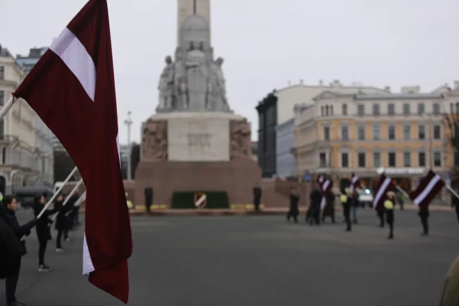 Почетный караул у памятника был восстановлен 11 ноября 1992 года.