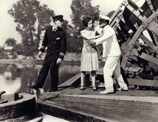 Kadrs no 1928. gada Bastera Kītona mēmās kinokomēdijas “Tvaikoņa Billijs, jaunākais” (“Steamboat Bill, Jr.”).