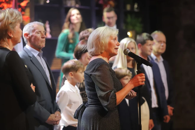 Rita Tērauda “Hanzas peronā” saņem “Sējēja” balvu “Ģimenes lauku sētā”.