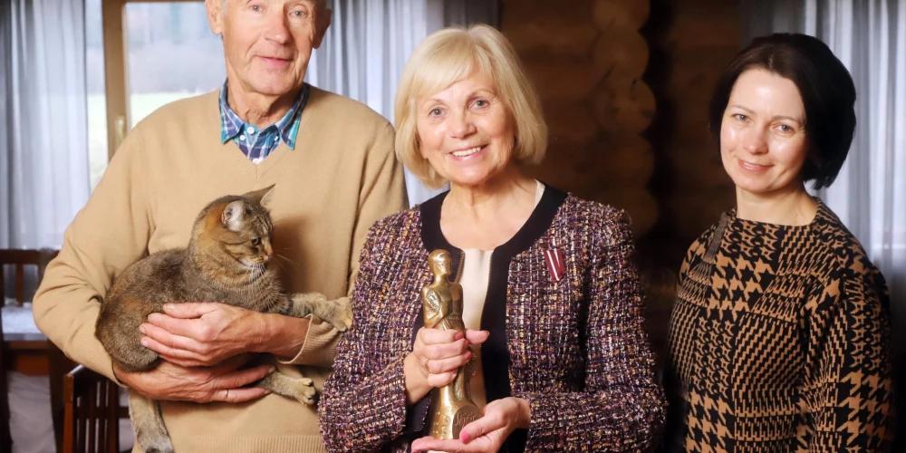 Tēraudu ģimene – Viktors, Rita, Inese un “īstais” mājas saimnieks kaķis.