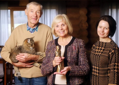 Tēraudu ģimene – Viktors, Rita, Inese un “īstais” mājas saimnieks kaķis.