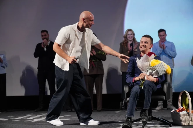 Среди гостей премьеры документального фильма Рихард пожелал увидеть двух важных для него людей – легендарного хоккеиста Сандиса Озолиньша (который позвонил за несколько минут до премьеры и извинился за то, что не пришел), а также певца Донса, который поддержал чемпиона лично.