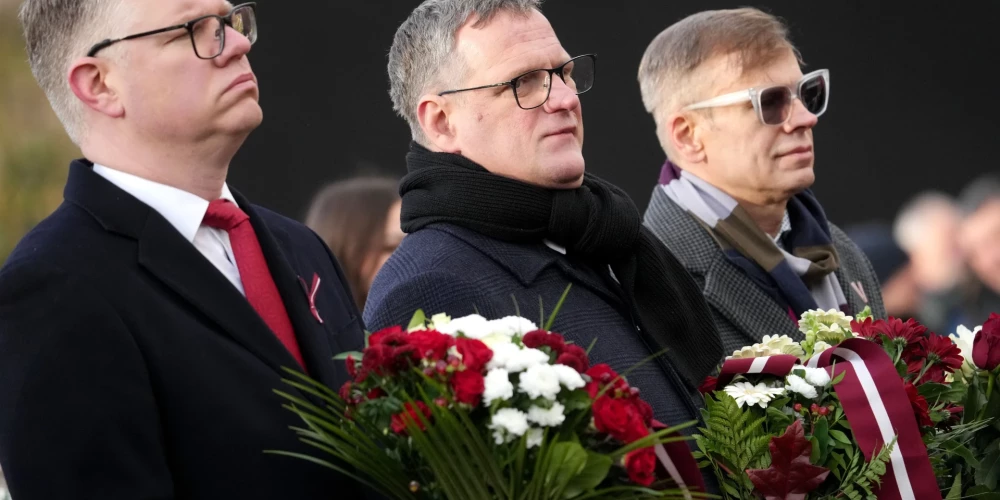 Мэр Риги Виестурс Клейнбергс (посередине).