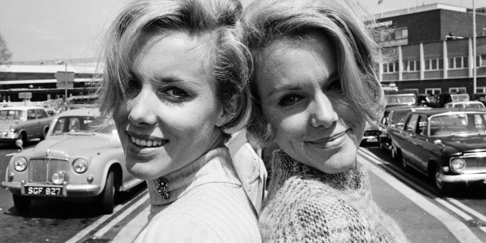 Близняшки Эллен и Алиса Кесслер в аэропорту Хитроу: одна прилетела из Парижа, другая — из Мюнхена. Июнь 1967 года.