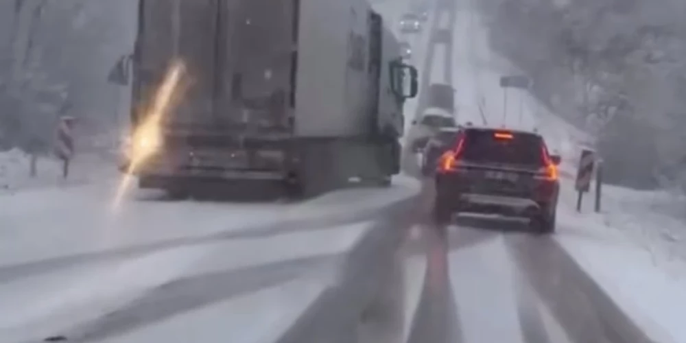 Divu avāriju dēļ ierobežota satiksme uz Vidzemes šosejas. 